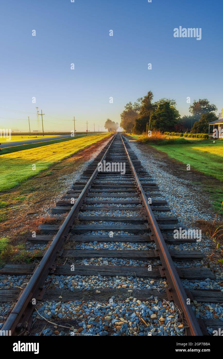 Verlassene Eisenbahnschienen bei Sonnenaufgang im Mississippi Delta, USA Stockfoto