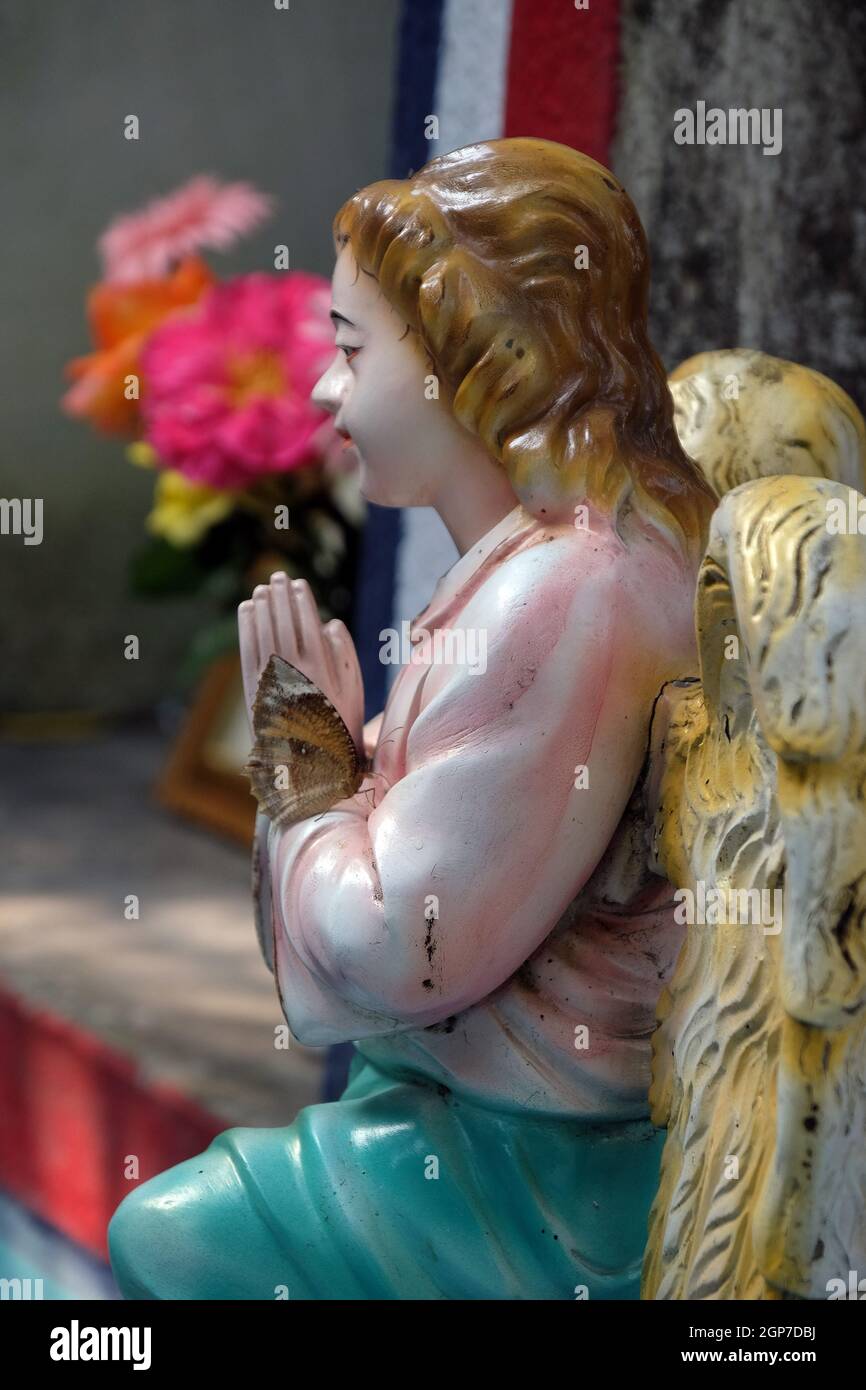 Engel am Grab des kroatischen Jesuitenmissionars Ante Gabric hinter der katholischen Kirche in Kumrokhali, Westbengalen, Indien Stockfoto