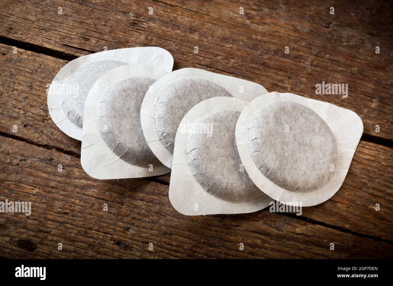 Kaffee Pods auf Holztisch Stockfoto