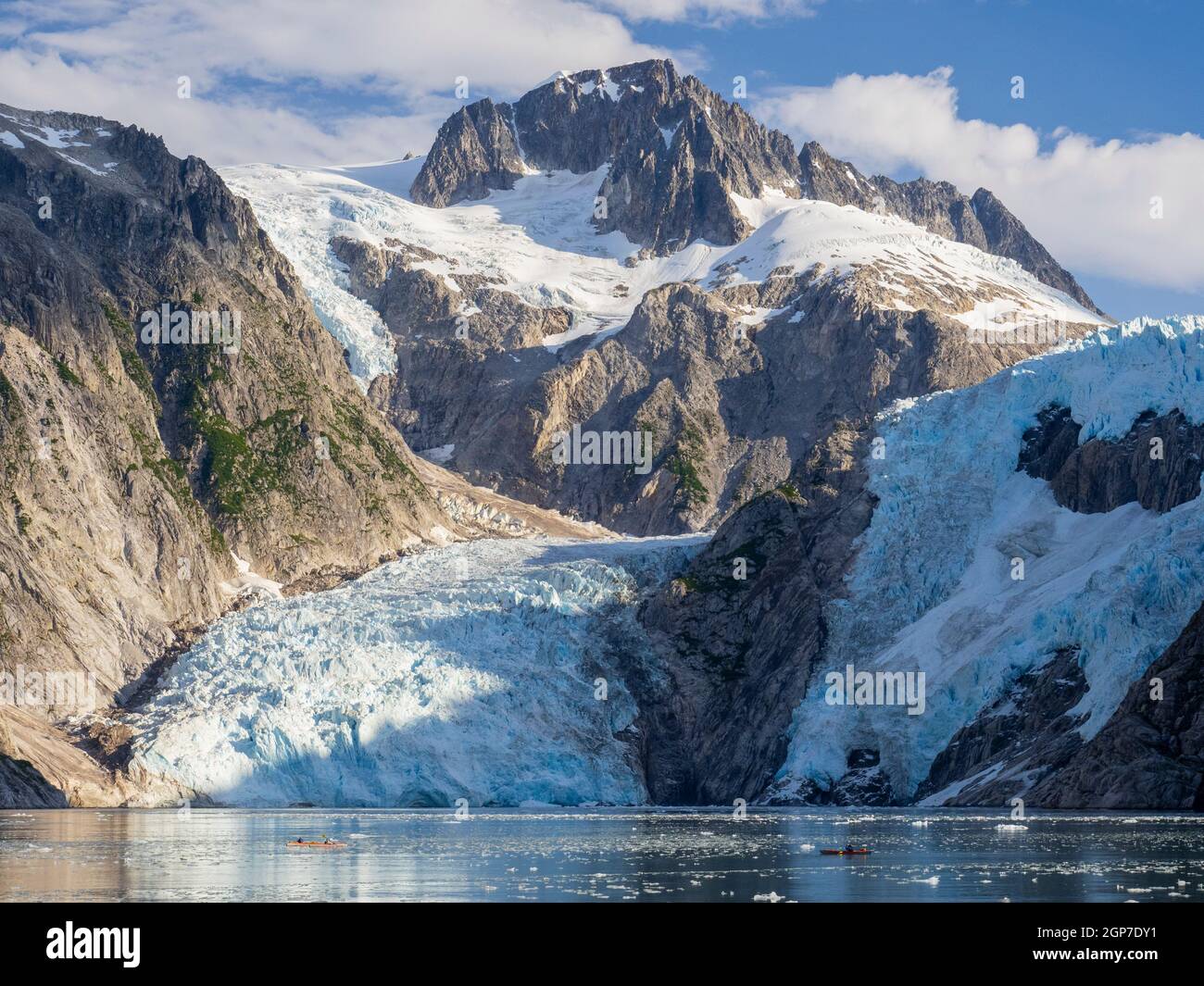 Kajakfahren, Northwestern Fjord, Kenai Fjords National Park, in der Nähe von Seward, Alaska. Stockfoto