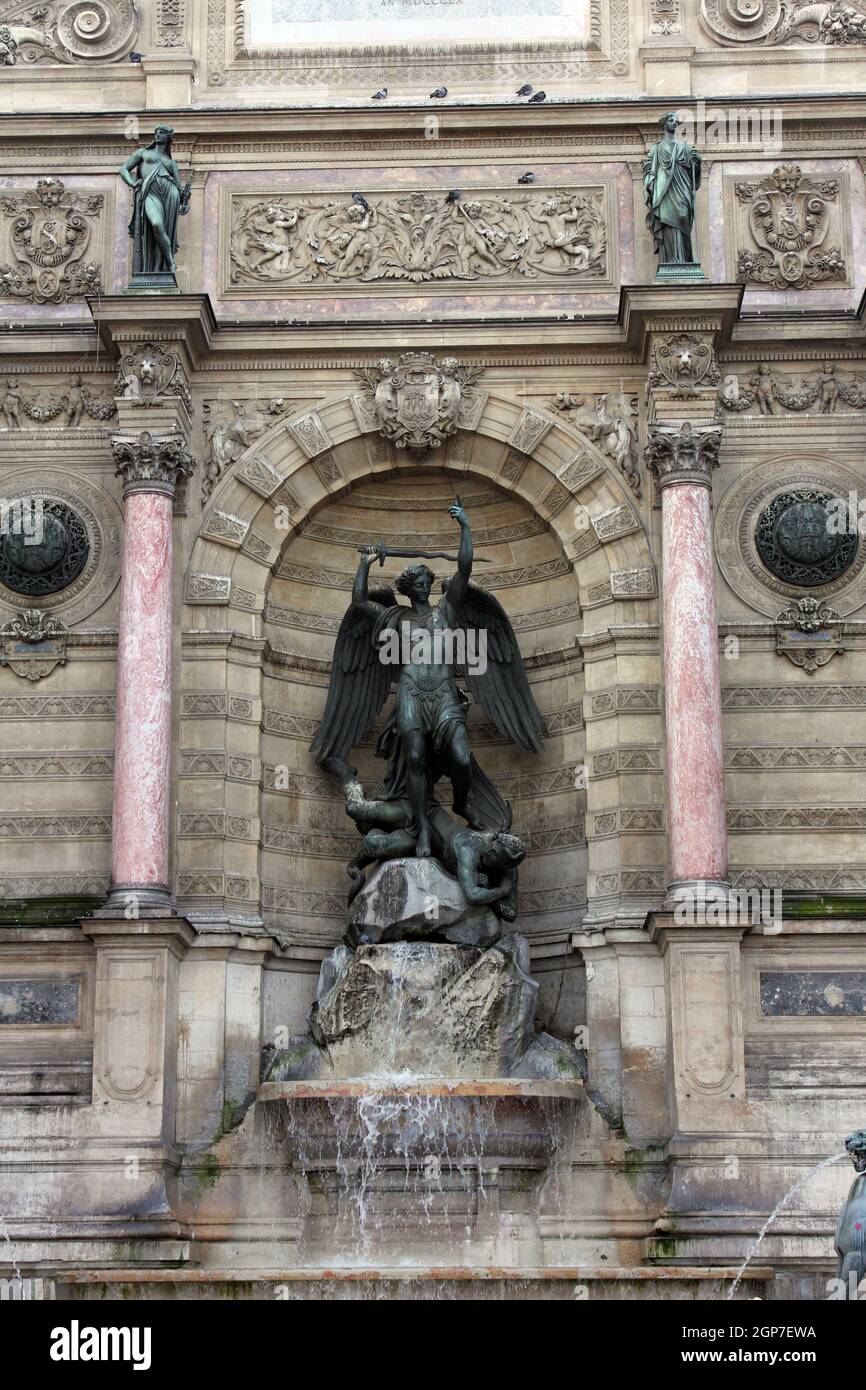 Brunnen Saint-Michel am Place Saint-Michel in Paris, Frankreich. Es wurde 1858-1860 während des Zweiten Kaiserreichs von dem Architekten Gabriel Davioud erbaut Stockfoto
