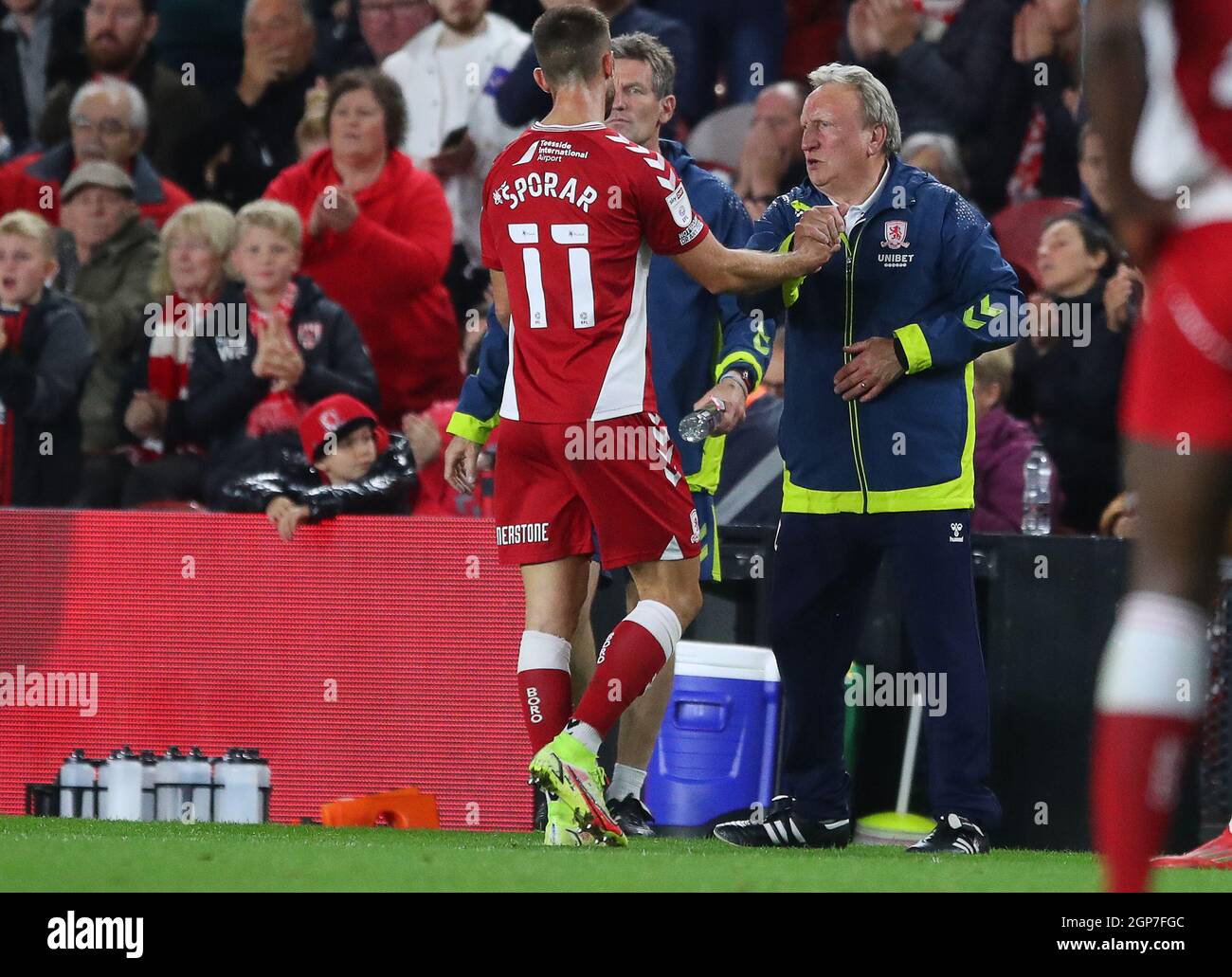 Middlesbrough, England, 28. September 2021. Neil Warnock-Manager von Middlesbrough schüttelt sich die Hände mit Andraz Sporar von Middlesbrough, als er während des Sky Bet Championship-Spiels im Riverside Stadium, Middlesbrough, ersetzt wird. Bildnachweis sollte lauten: Simon Bellis / Sportimage Stockfoto