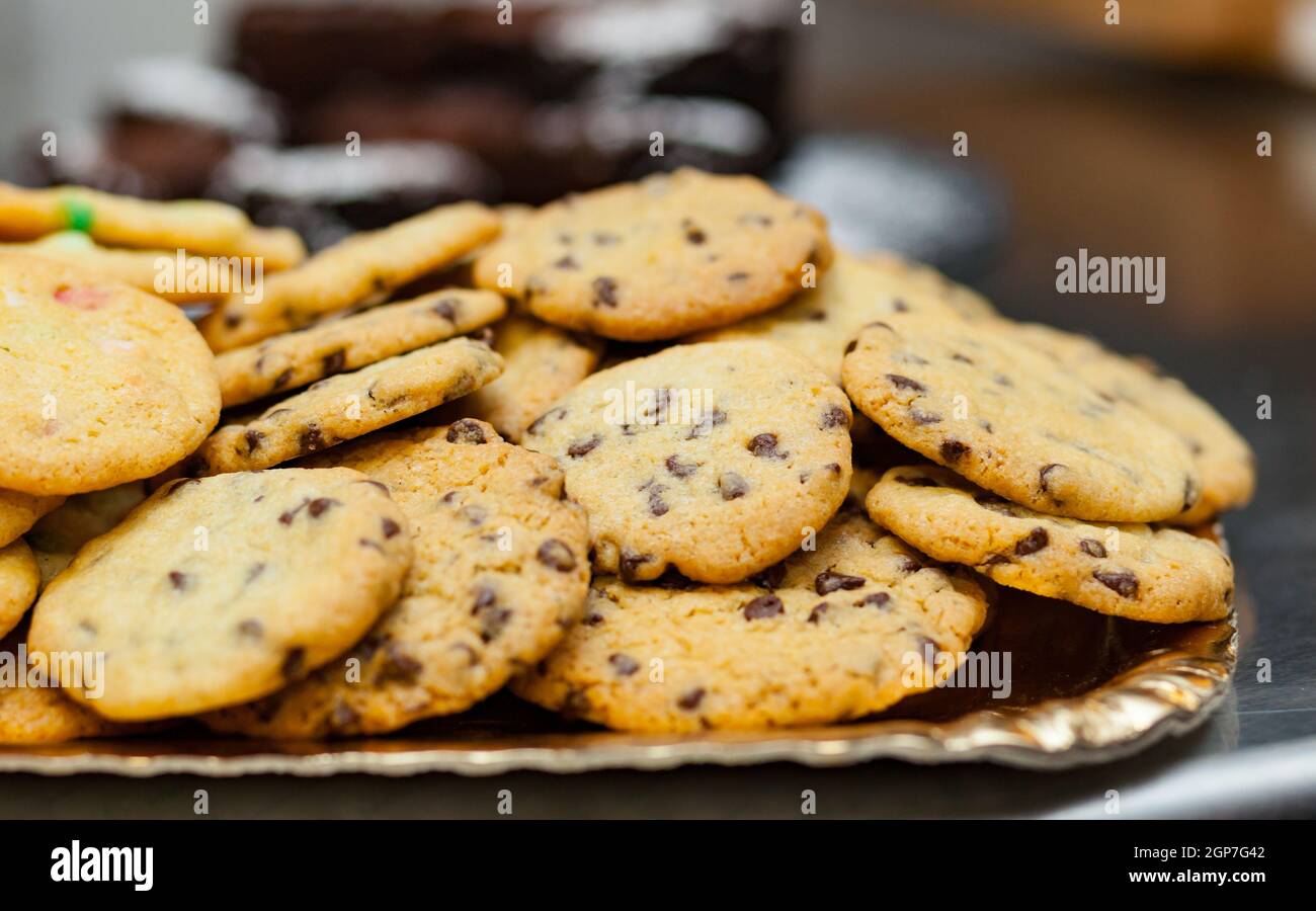 American Cookies. Es gibt viele Rezepte, die bekanntesten sind die mit Chocolate Chips und farbigen Süßigkeiten. Stockfoto