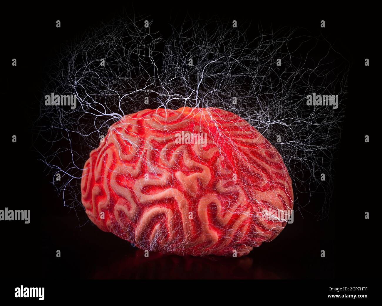 Menschlichen Kautschuk Gehirn mit Elektroschocks auf schwarzem Hintergrund. Stockfoto