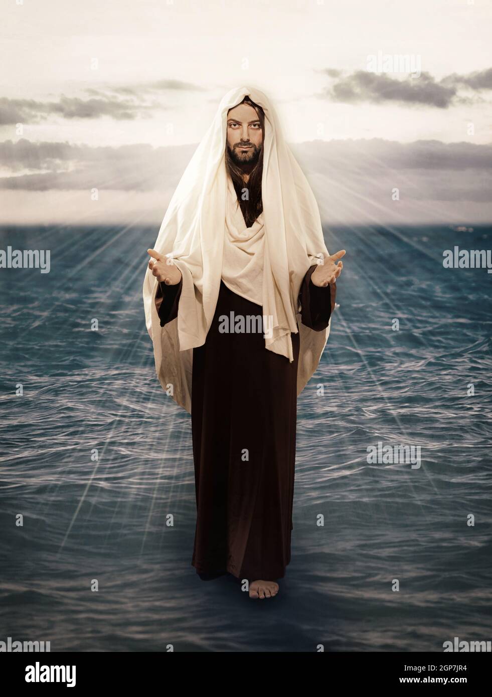 Jesus geht auf dem Wasser mit dem Licht hinter ihm Stockfoto