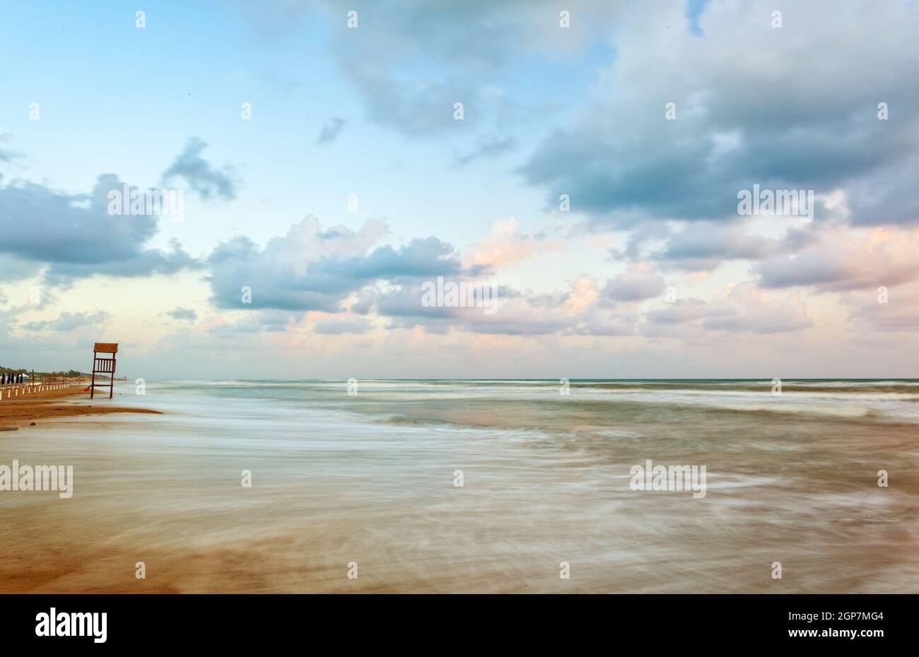 Landschaft mit Strand mit rauer See und der hölzerne Aussichtsturm Stockfoto