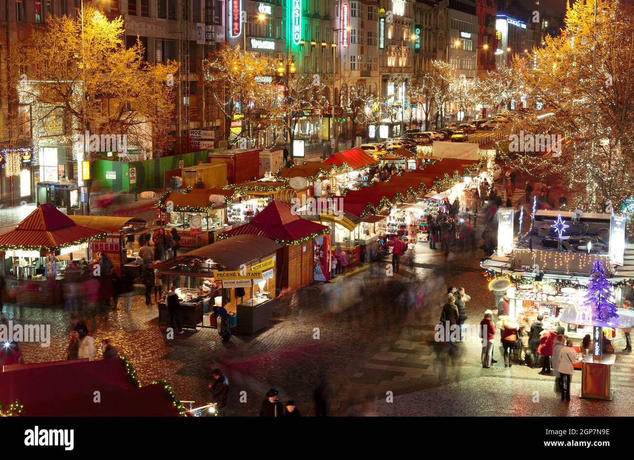 Prag, Tschechische Republik - 27. Dezember 2011: Weihnachten Dekoration auf dem Wenzelsplatz in Prag bei Nacht mit nationalen Museum an der Spitze. Stockfoto