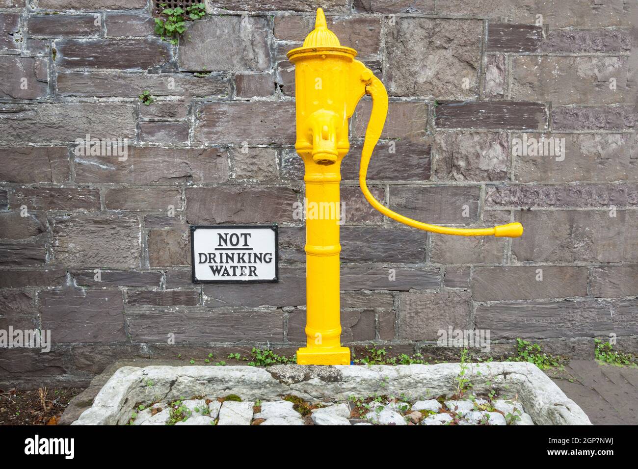 Vintage Wasser Handpumpe vor Macroom Town Hall, North Square, Macroom (Maigh Chromtha), County Cork, Republik Irland Stockfoto