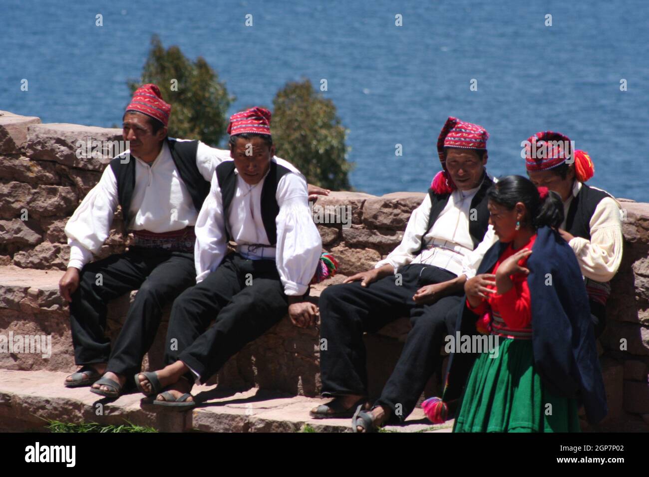 Einheimische mit traditionellen Strickmützen auf der Insel Taquile, dem Titicacasee, Peru, Südamerika Stockfoto