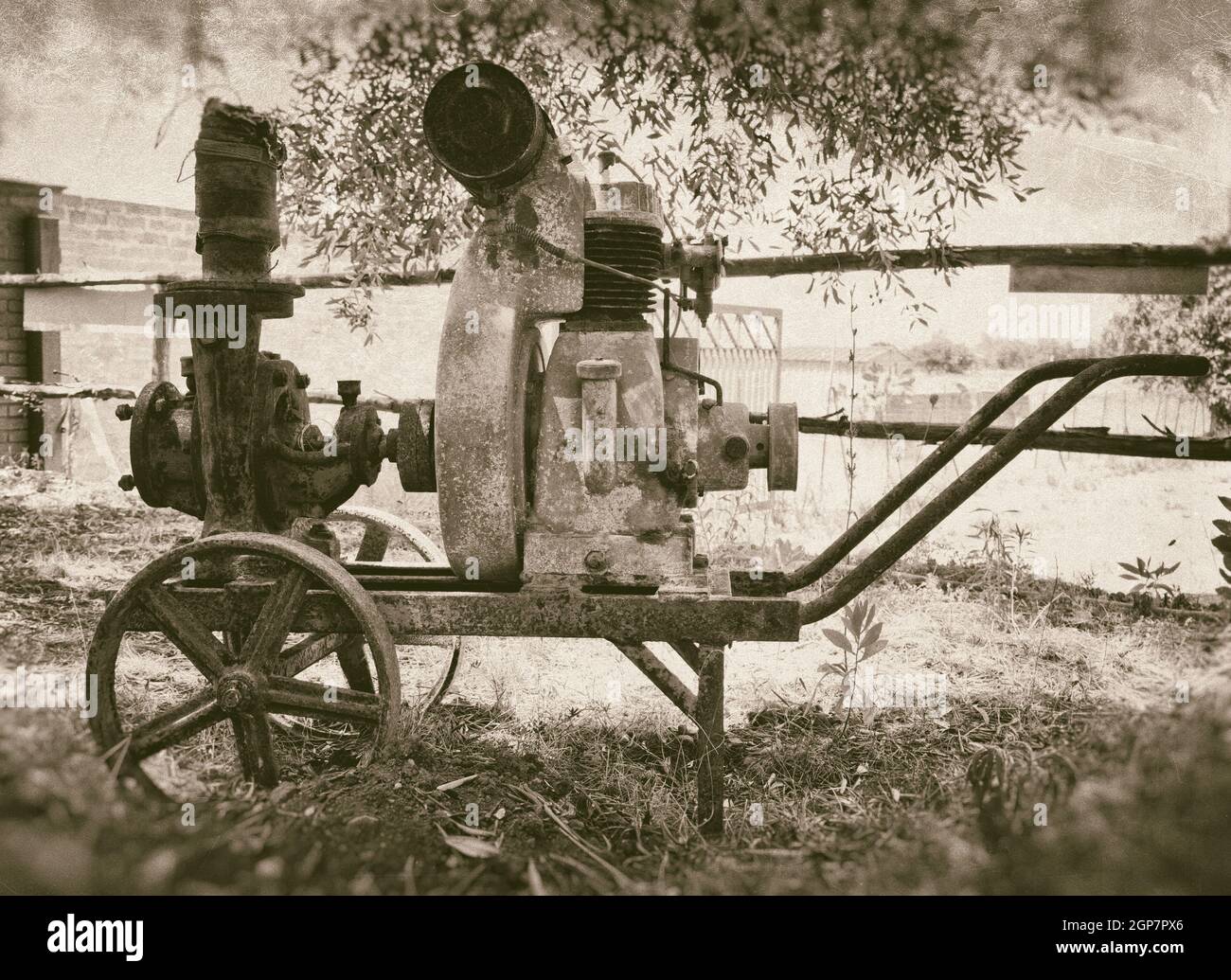 Alte rostige Engine für die Bewässerung auf altes Papier Stockfoto