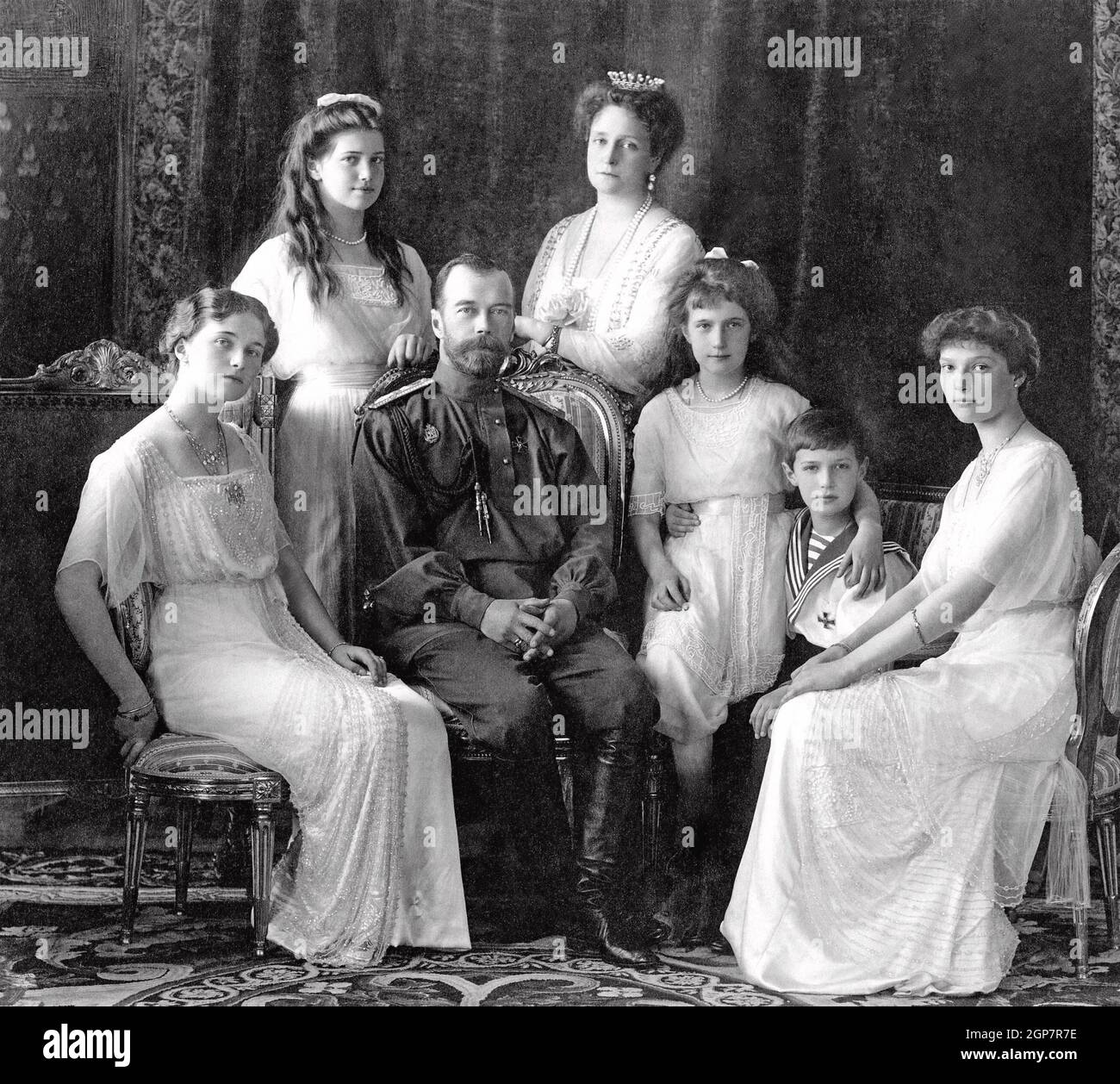 NIKOLAUS II. VON RUSSLAND (1868-1918) mit seiner Familie im Januar 1913 im Livadia-Palast auf der Krim. Von links: Olga, Maria, Nikolaus II., Alexandra Fjodorowna, Anastasia, Alexei, Tatiana. Stockfoto