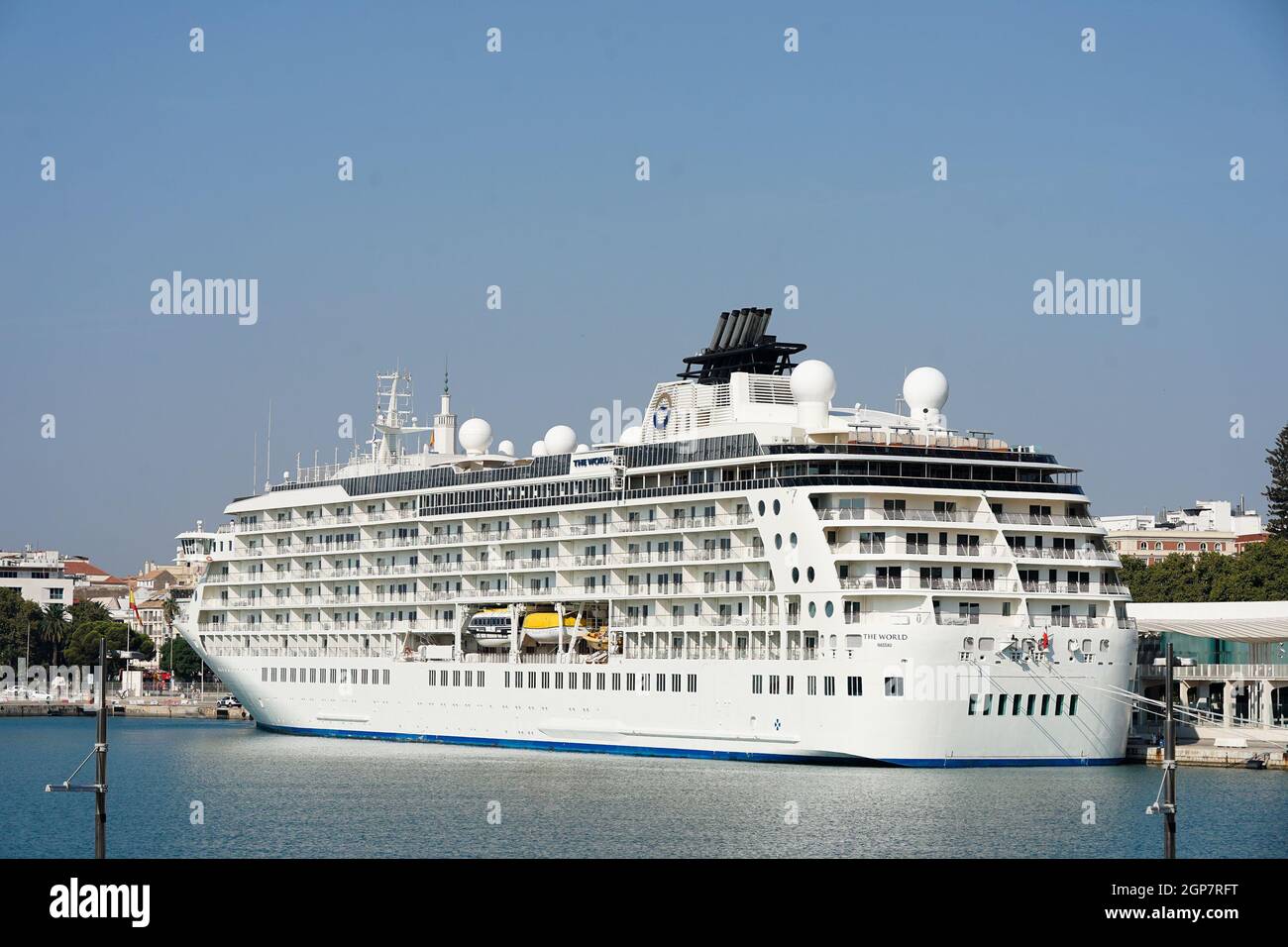 Malaga, Spanien. Juni 2021. Die 'Welt'-Kreuzfahrt, die am Hafen von Malaga angedockt ist.Es gibt 165 private Residenzen innerhalb der 'Welt-Kreuzfahrt'. Dieses Boot, entworfen von Petter Yran y Bjorn Storbraaten, ist bekannt als die Millionäre Kreuzfahrt. Madeira in Portugal ist der nächste Hafen, an dem die Kreuzfahrt „The World“ anlegen wird. Kredit: SOPA Images Limited/Alamy Live Nachrichten Stockfoto
