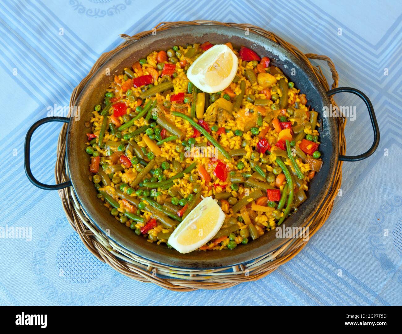 Traditionelle spanische Reis: Paella und Gemüse - vegetarisches Rezept Stockfoto