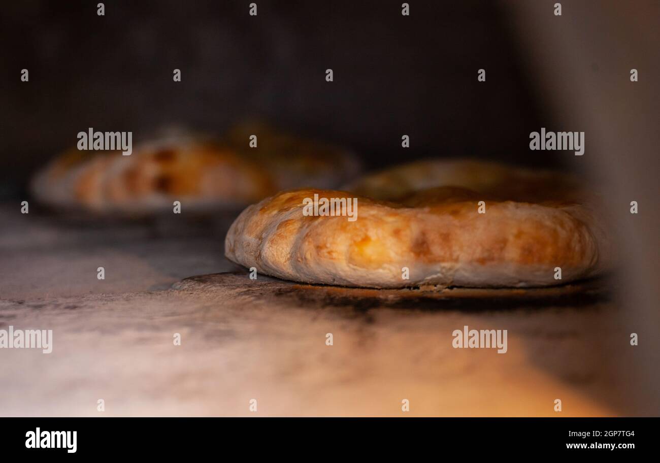 Schiacciata all'olio ist einer der Toskana top Bäckerei behandelt. Es ist eine Art von Fladenbrot mit Mehl, Wasser, Hefe, Salz und Olivenöl. Stockfoto