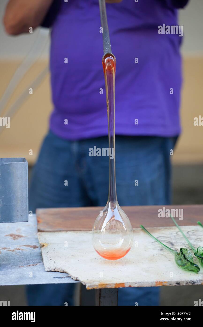 Der Glasbläserei von Hand gefertigt. Altes Handwerk für Herstellung von Glaswaren. Stockfoto