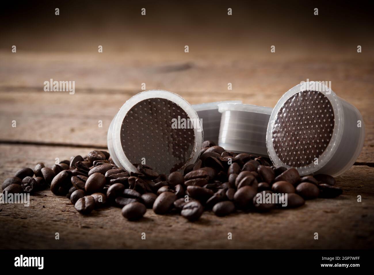 Kaffee Bohnen mit Hülsen auf hölzernen Tisch. Stockfoto