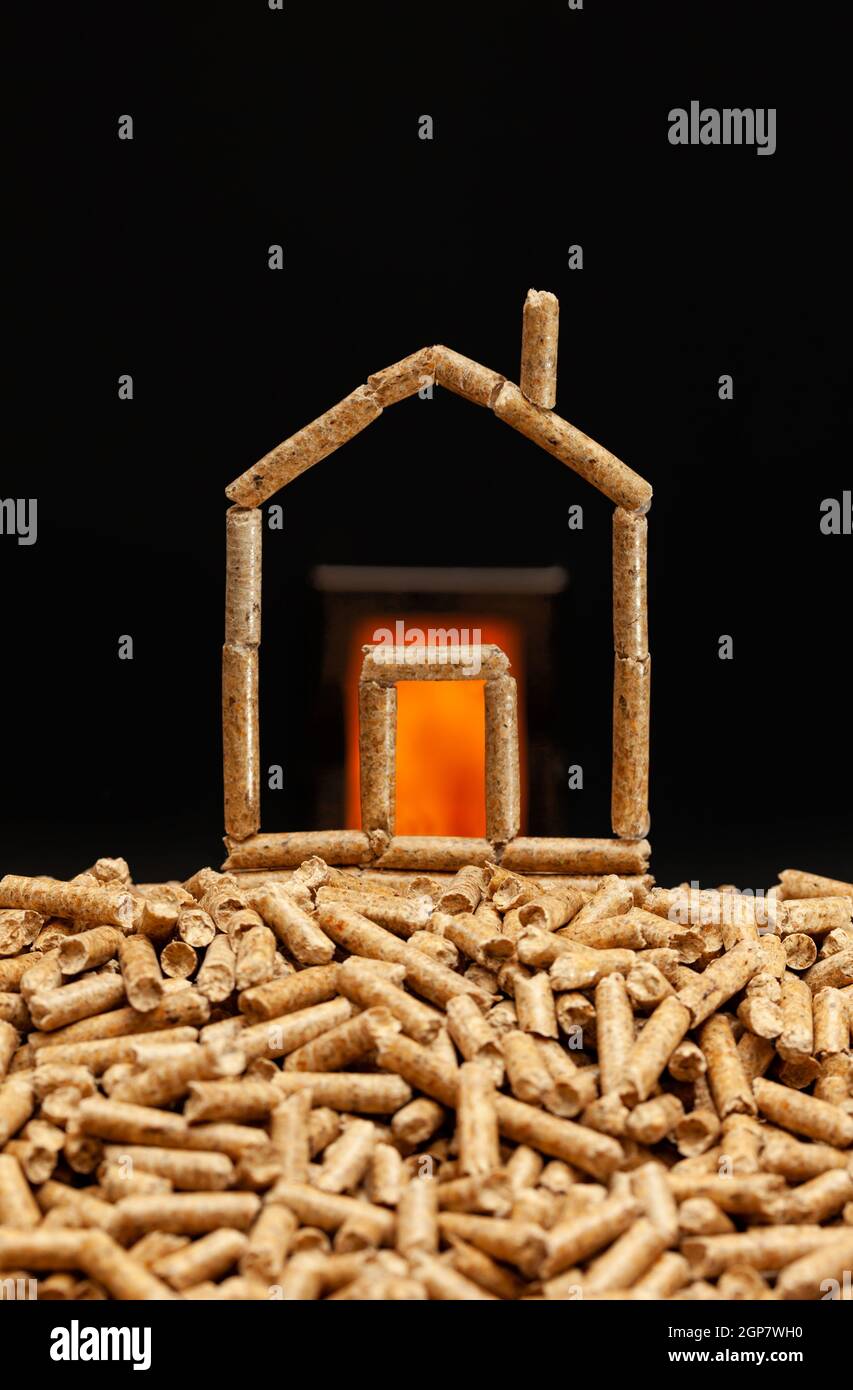 Miniatur Haus mit Holzpellets. Heizung mit Brennkammer im Hintergrund  Stockfotografie - Alamy