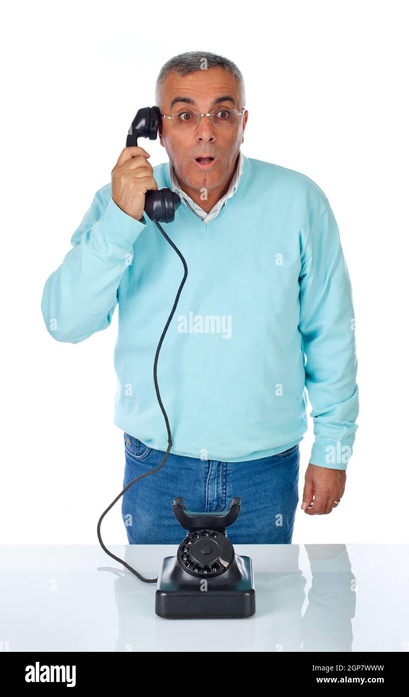 Angst Mann im Gespräch mit alten Bakelit Telefon auf weiß. Stockfoto