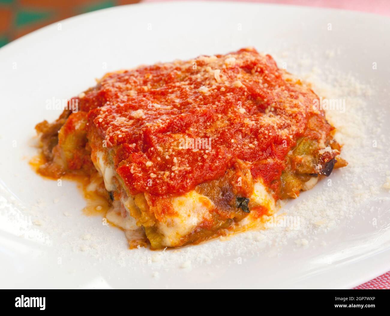 Originalrezept von Parmigiana. Italienischen Speisen mit Auberginen, Tomaten und Käse. Stockfoto