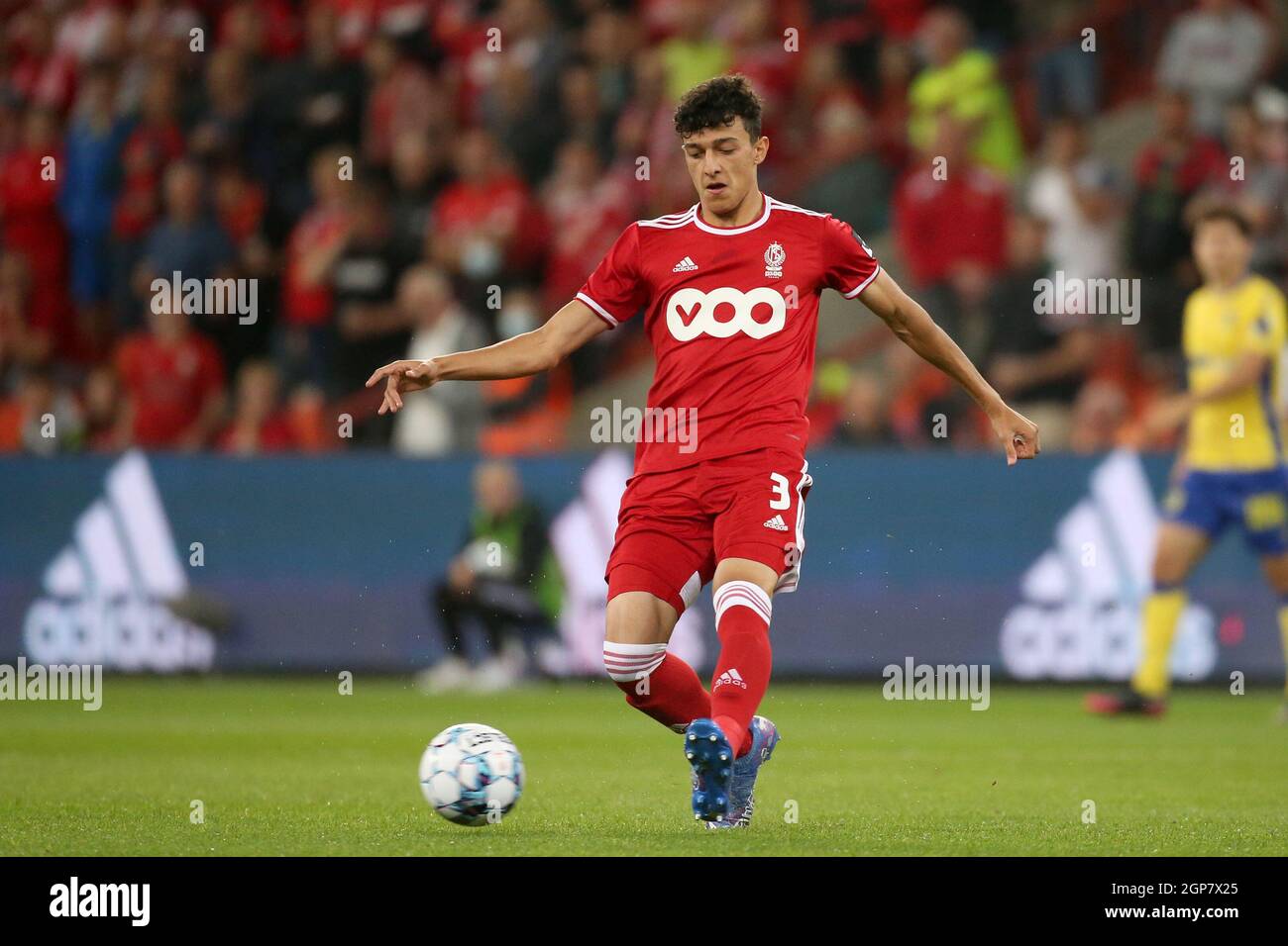 LÜTTICH, BELGIEN - 25. SEPTEMBER: Ameen Al-Dakhil von Royal Standard de Lüttich während des Jupiler Pro League-Spiels zwischen Royal Standard de Lüttich und Sint-Truidense V.V. im Maurice Dufrasnestadion am 25. September 2021 in Lüttich, Belgien (Foto: Perry van de Leuvert/Orange Picches) Stockfoto