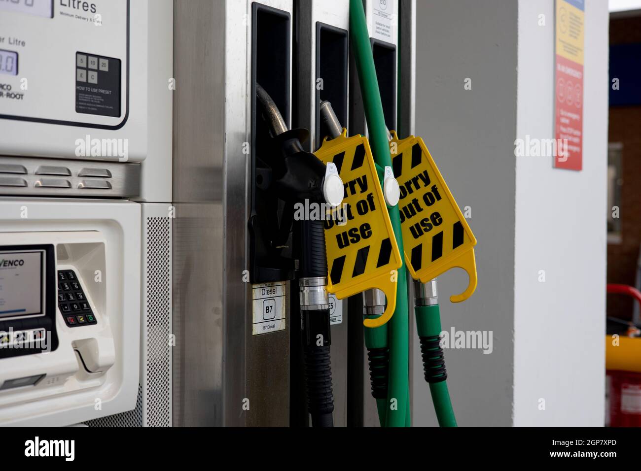 London, Großbritannien. September 2021. An der Zapfsäule an einer geschlossenen Tankstelle wurde ein Schild mit der Aufschrift „Sorry Out of Use“ angezeigt.in Großbritannien besteht weiterhin Kraftstoffmangel, da es nach der COVID-19-Pandemie und dem brexit einen anhaltenden Mangel an Lkw-Fahrern gab. Kredit: SOPA Images Limited/Alamy Live Nachrichten Stockfoto