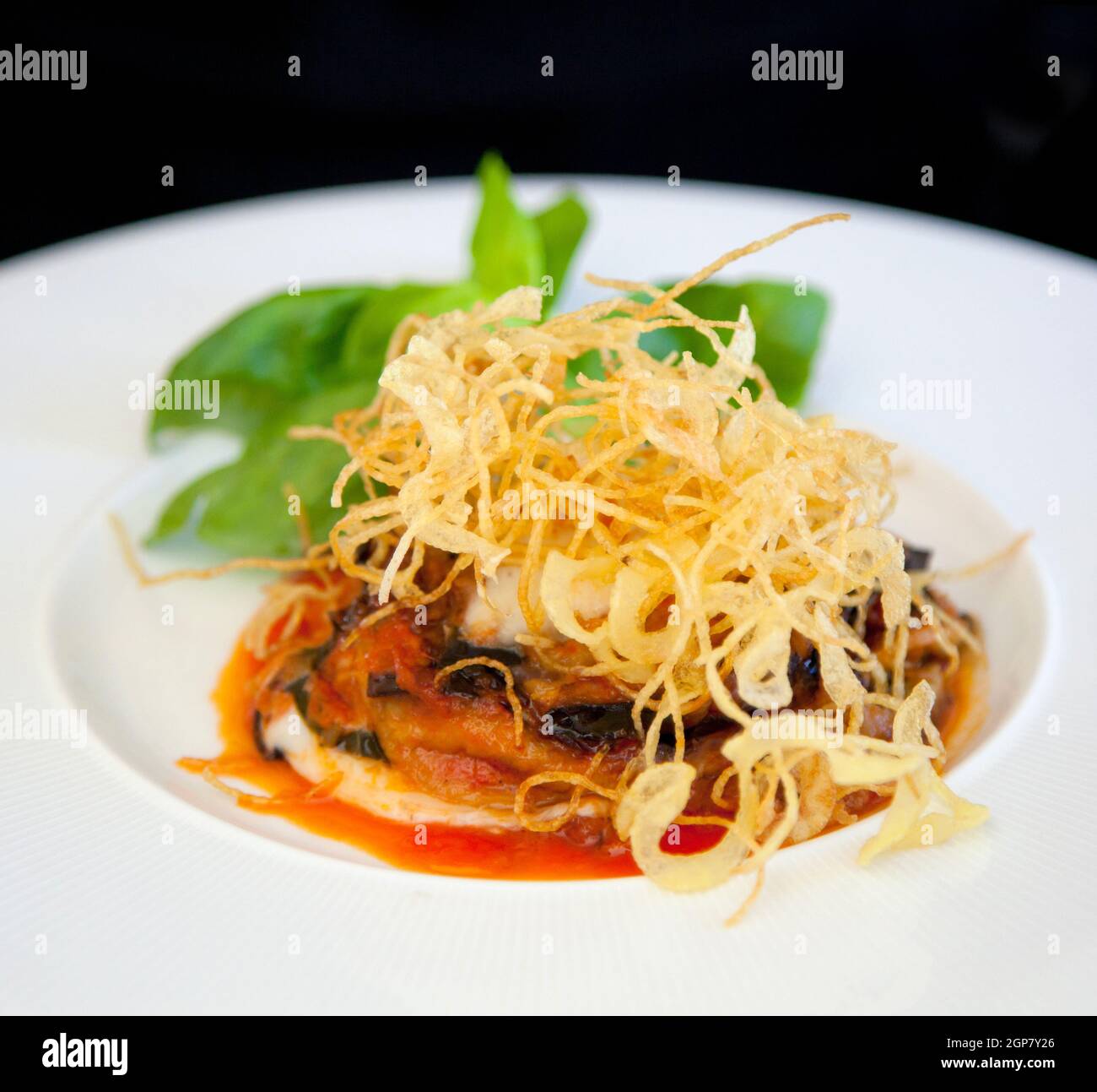 Originalrezept von Parmigiana. Italienischen Speisen mit Auberginen, Tomaten und Käse. Stockfoto