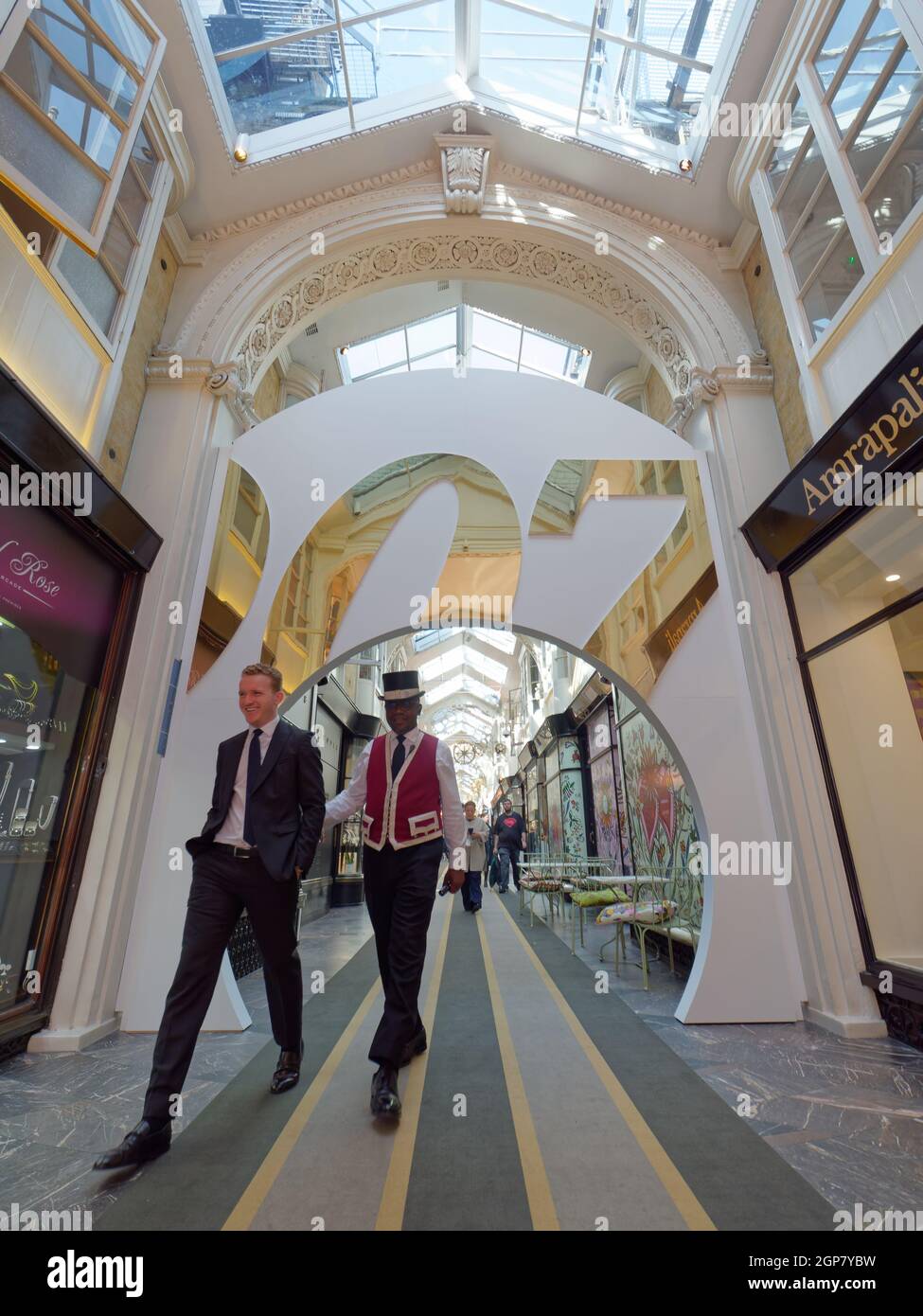 London, Greater London, England, 21 2021. September: 007 Zeichen in Burlington Arcade Piccadilly in Erwartung des neuen James Bond Films No Time to die Stockfoto