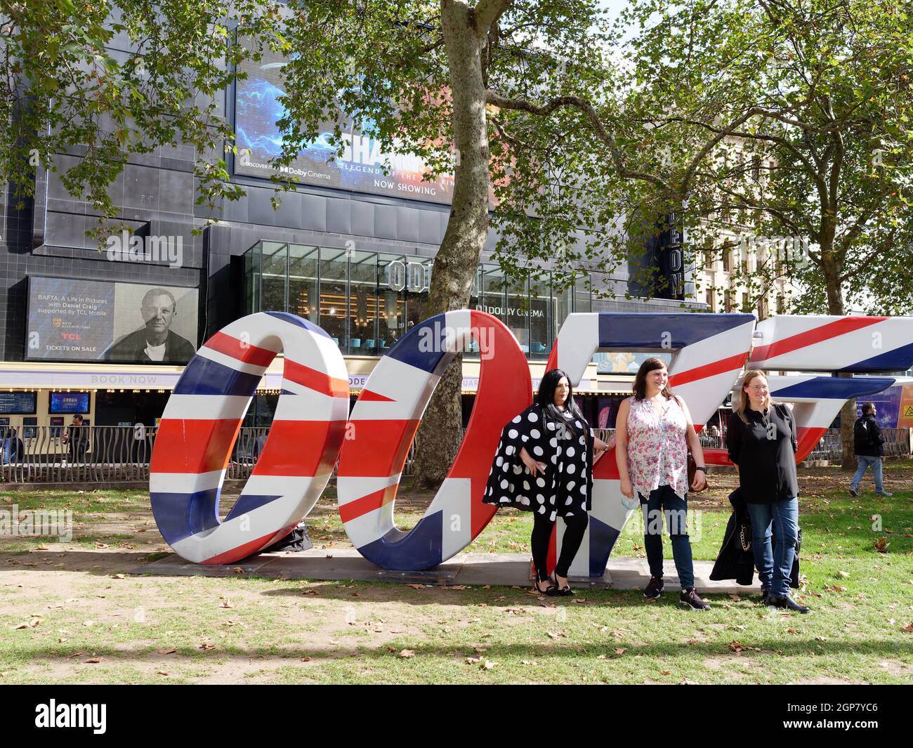 London, Greater London, England, 21 2021. September: 007 Zeichen vor dem Odeon Cinema Leicester Square in Erwartung des neuen James Bond Films Stockfoto