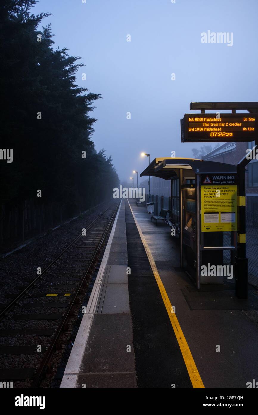 Marlow Station wartet an einem nebligen Morgen auf den nächsten Zug Stockfoto
