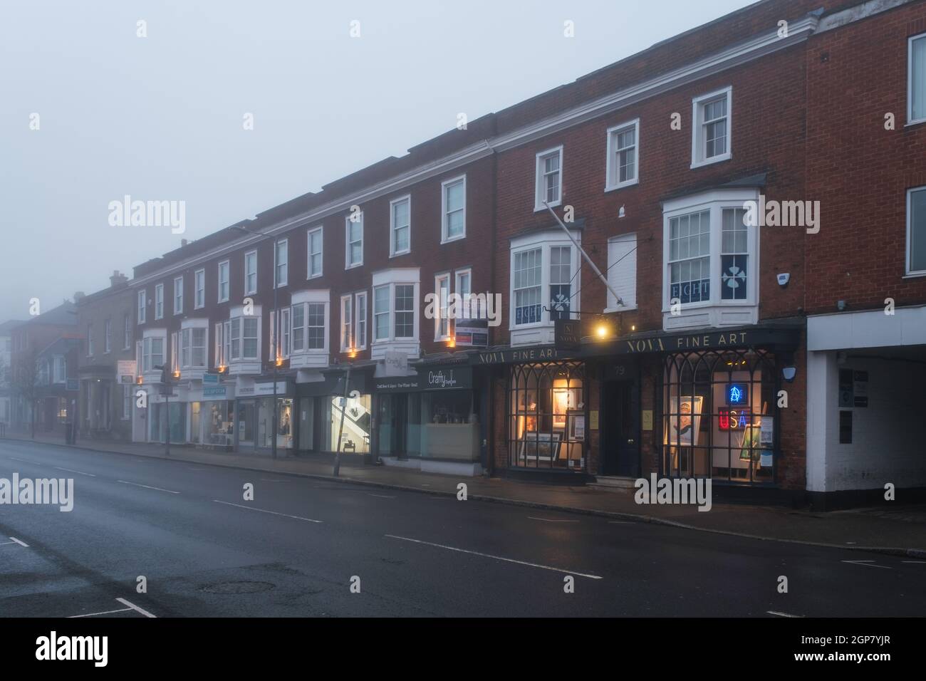 Marlow High Street an einem nebligen Morgen Stockfoto