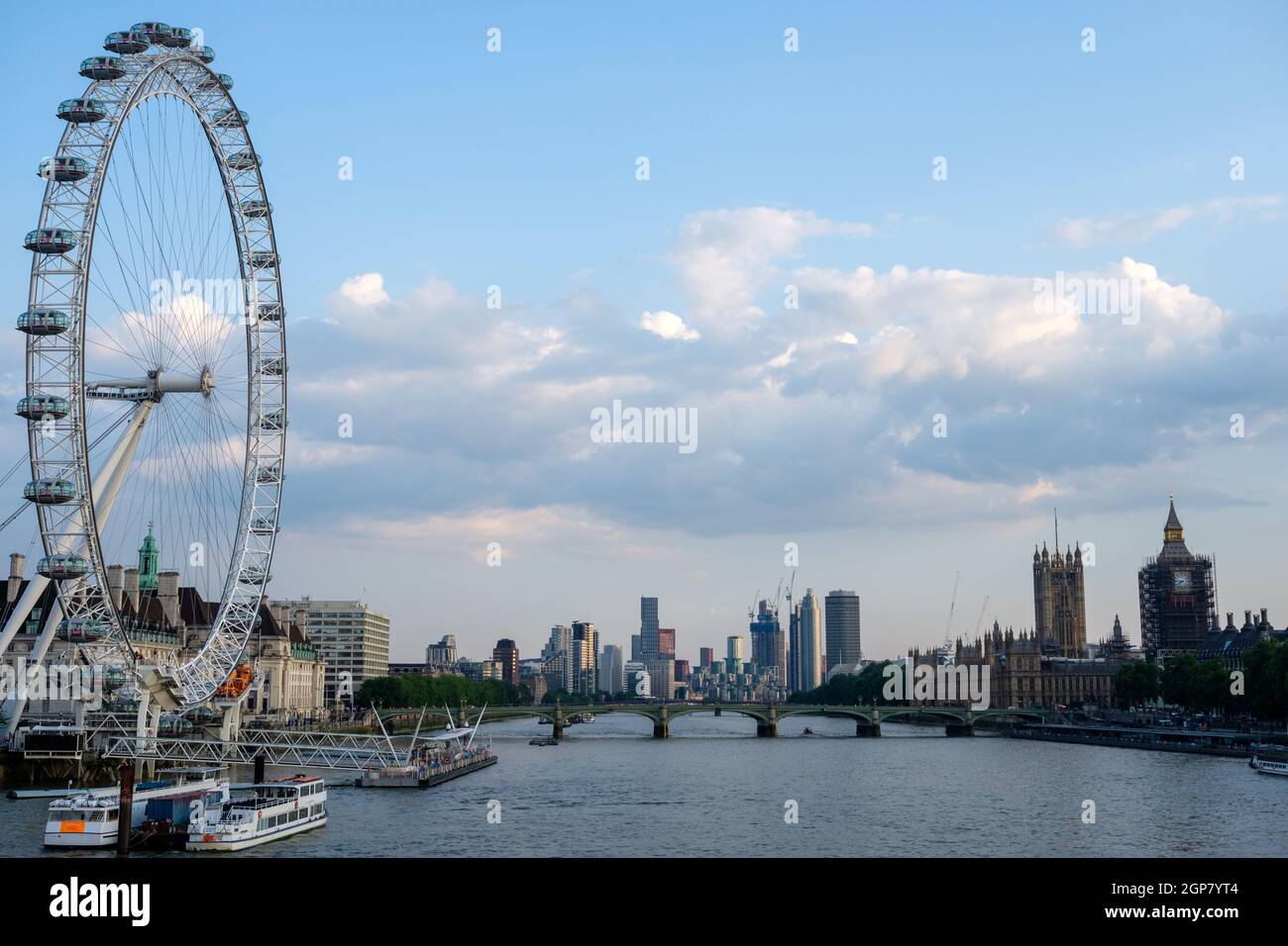 Das London Eye und die Houses of Parliament an der Themse Stockfoto