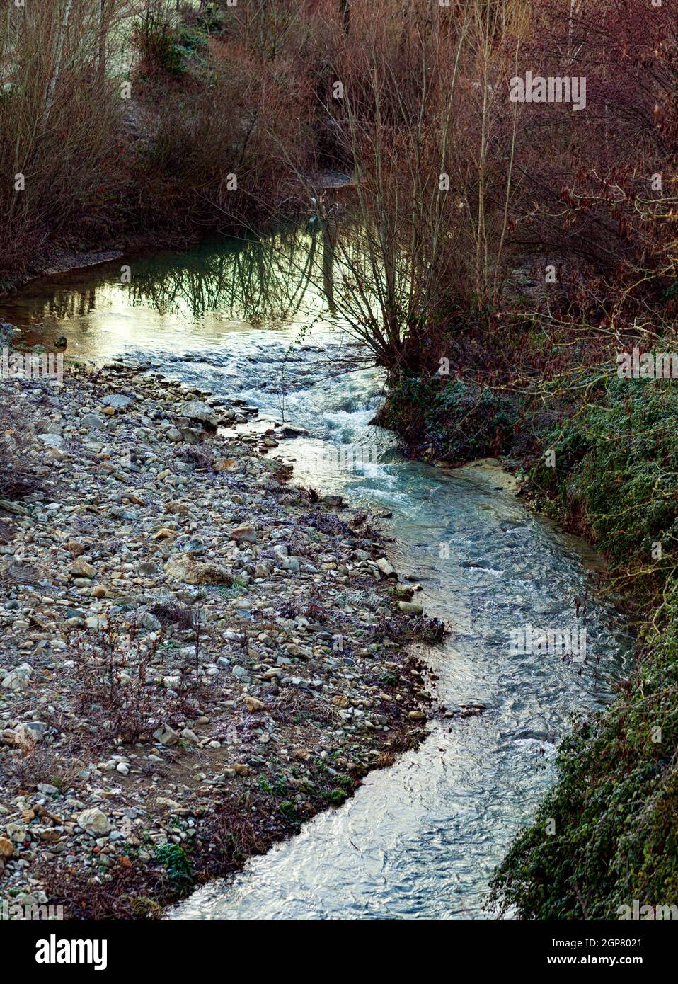 Die pesa River fließt durch die Stadt Sambuca, Gemeinde Tavarnelle Val di Pesa, Toskana, Italien. Typische Winterlandschaft. Stockfoto