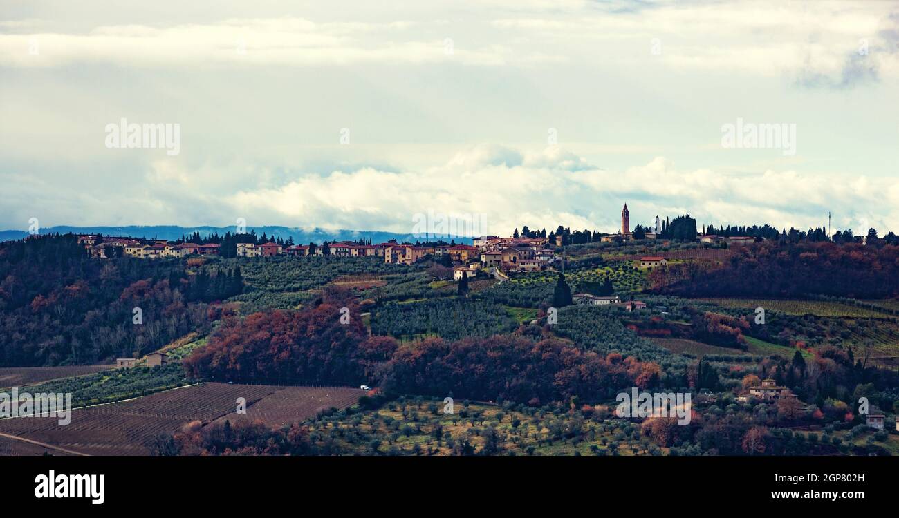 Ländliche Landschaft Landschaft der toskanischen Hügel. Die Region Toskana wird durch den Anbau von Getreide, Oliven, Weinreben und Zypressen Passagen geprägt. Stockfoto