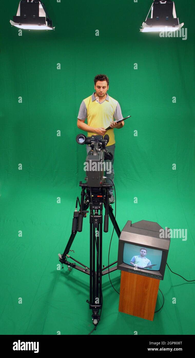 TV-Moderatorin in einem Greenscreen-Studio aufzunehmen. Stockfoto