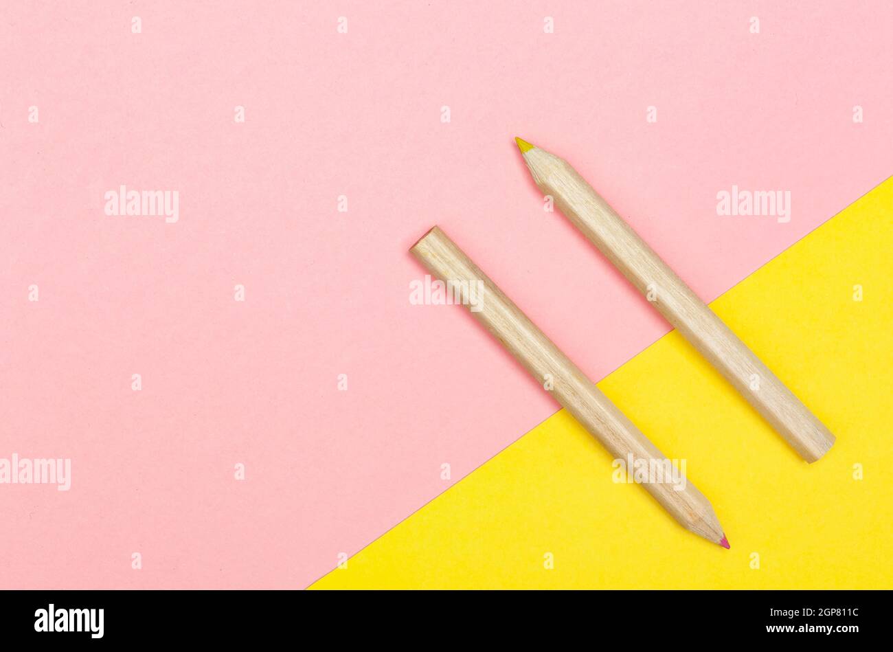 Buntstifte auf Gelb und Rosa Hintergrund. Flach Fotografie Stockfoto