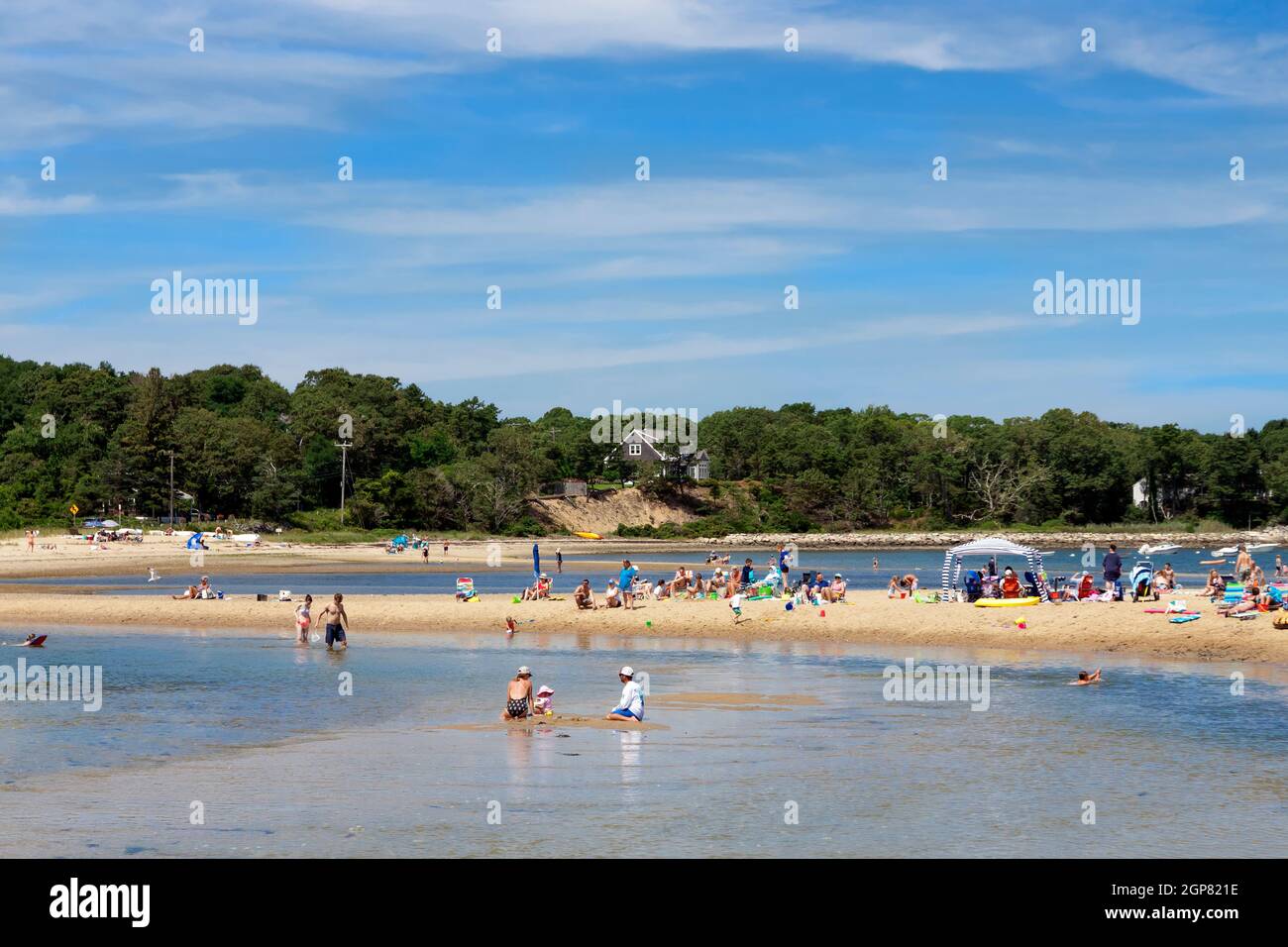 Pleasant Bay's Jackknife/Jacknife Cove Beach zieht Sonnenliebhaber und Urlauber an, dank seiner ruhigen, malerischen Lage in Chatham, Massachusetts. Stockfoto