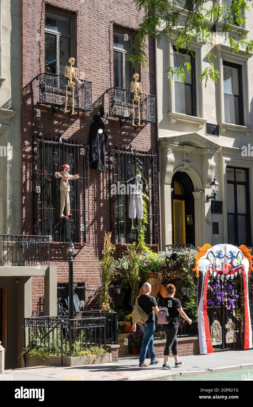 Ein Brownstone in Murray Hill hat Halloween-Dekorationen, New York City, USA 2021 Stockfoto