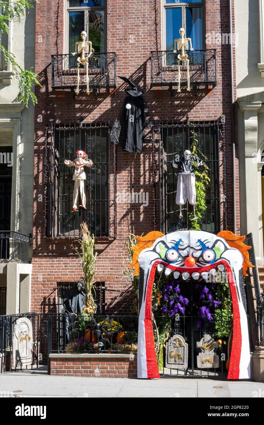 Ein Brownstone in Murray Hill hat Halloween-Dekorationen, New York City, USA 2021 Stockfoto