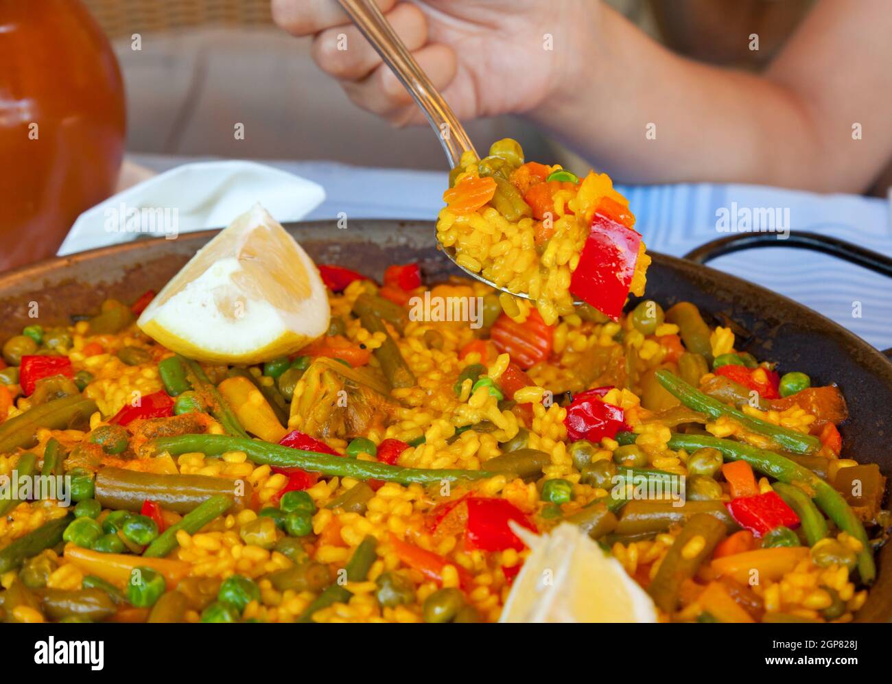 Traditionelle spanische Reis: Paella und Gemüse - vegetarisches Rezept Stockfoto