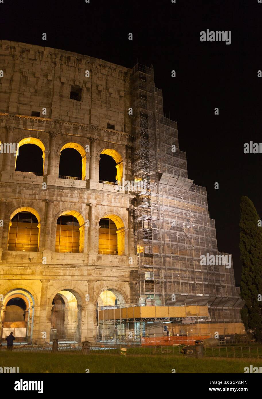 Nahaufnahme des Kolosseums bei Nacht mit Restaurierungsarbeiten, Rom 2015, Italien. Stockfoto