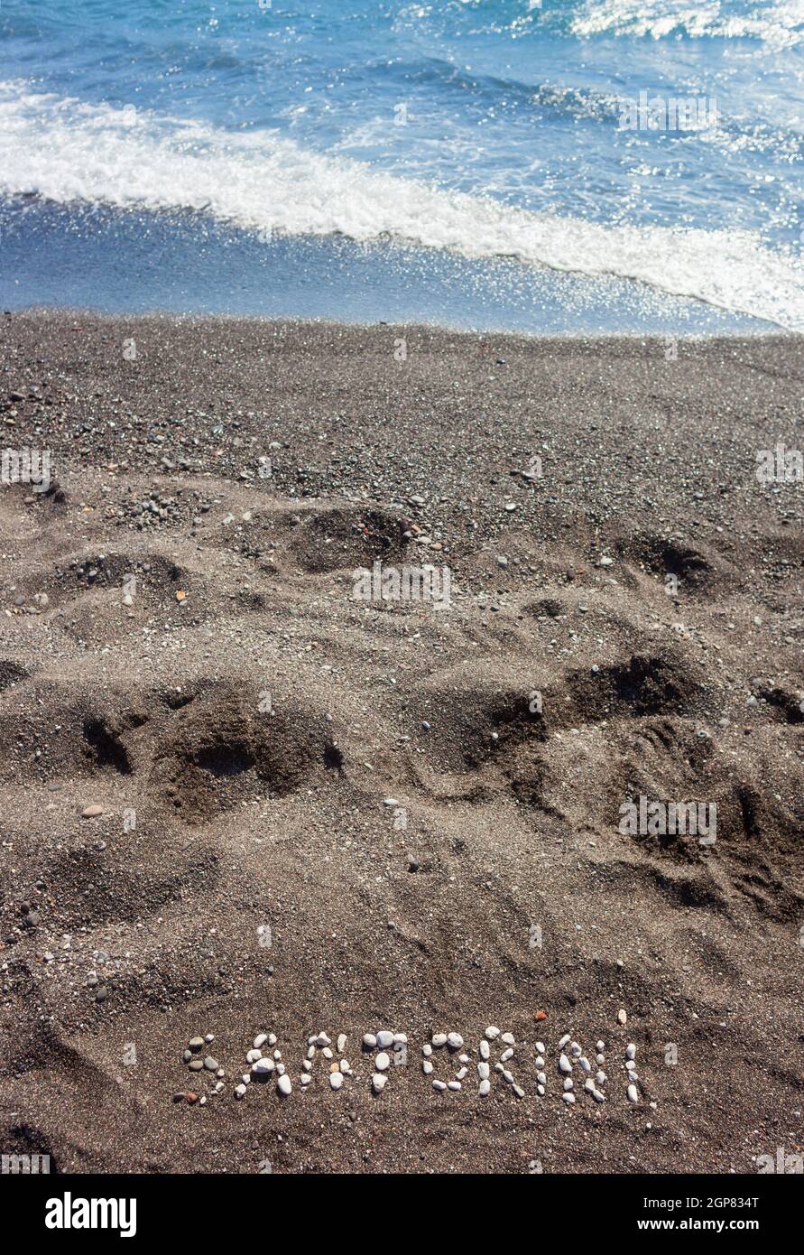 Text-Santorini gemacht mit Bims-Steinen auf der vulkanischen Strand von Kamari Stockfoto