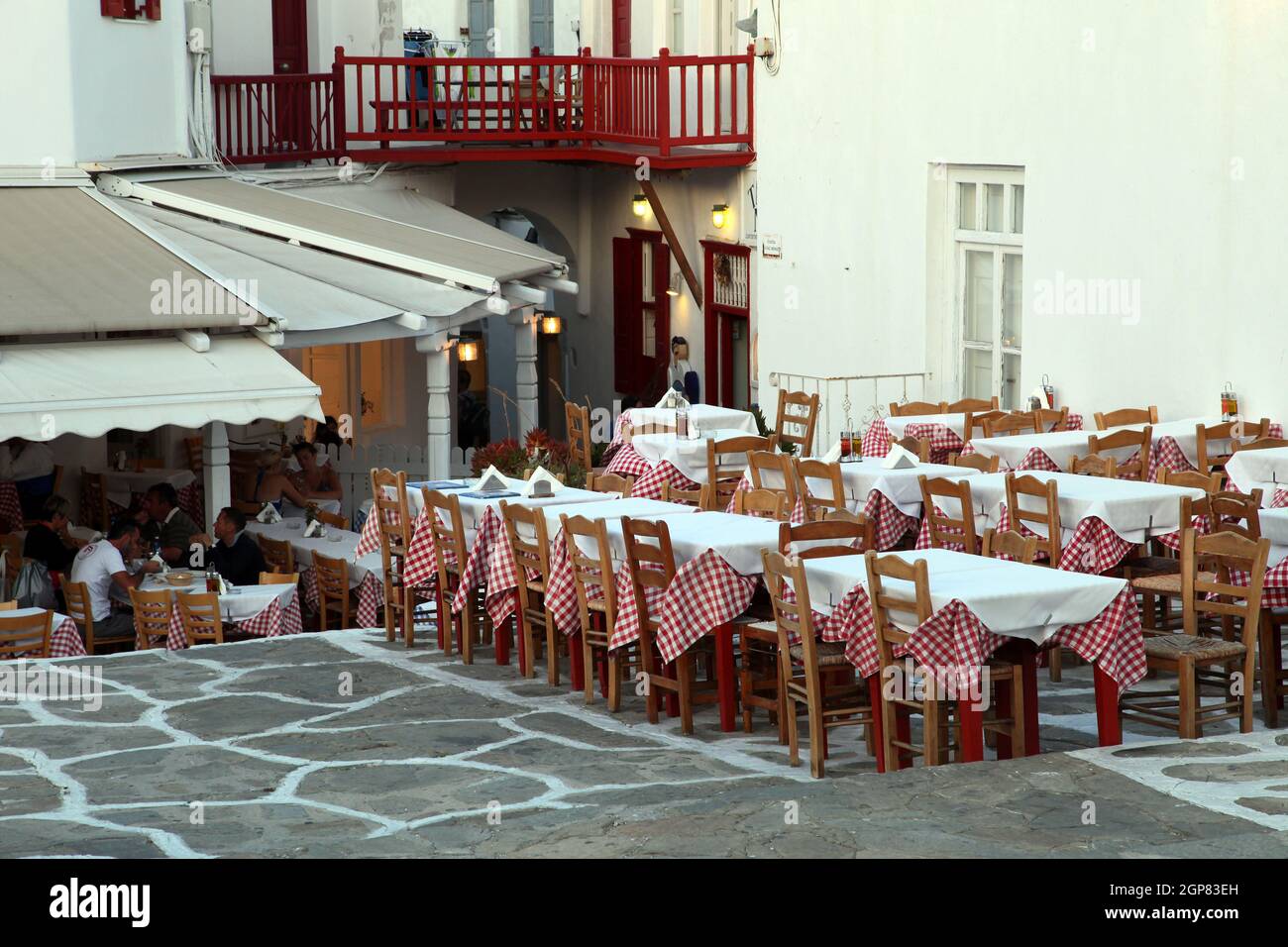 Menschen, die sich ausruhen und im Mykonos Town Center Restaurant in Griechenland essen. Mykonos liegt im Bereich der zentralen Ägäis. Stockfoto