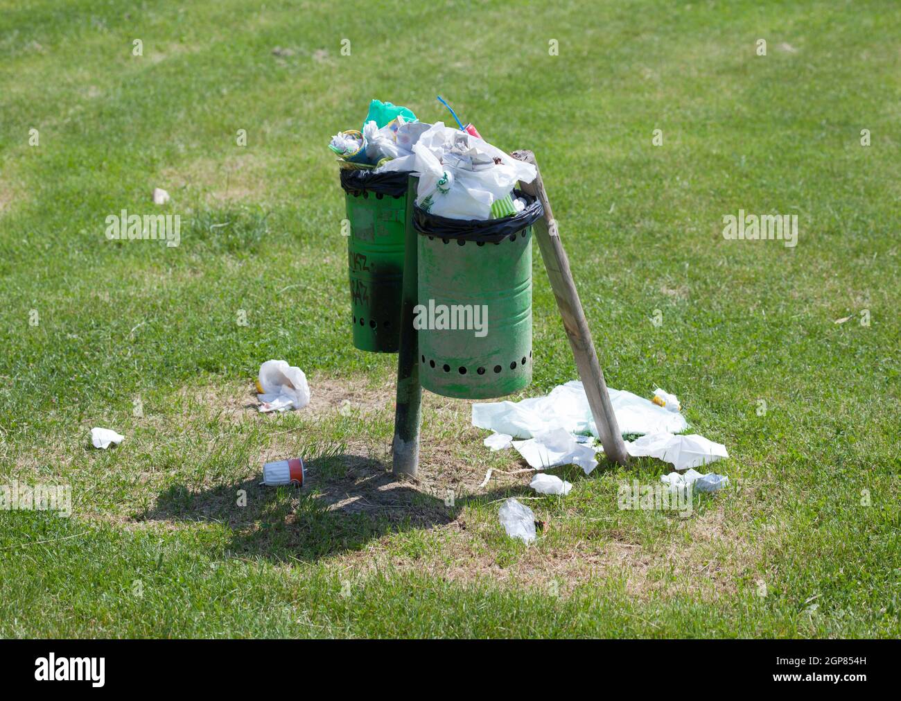 Papierkorb voller Abfälle auf den Boden in einem Outdoor-Park. Stockfoto