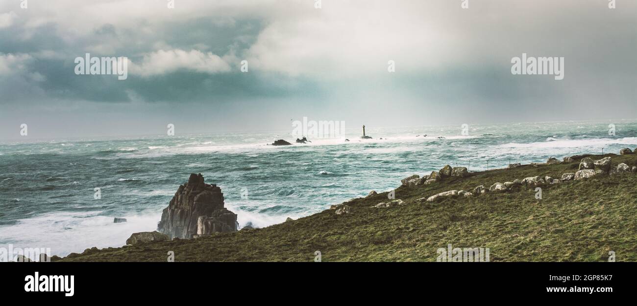 Wasserlandschaft in Cornwall England, einsamer Leuchtturm Stockfoto