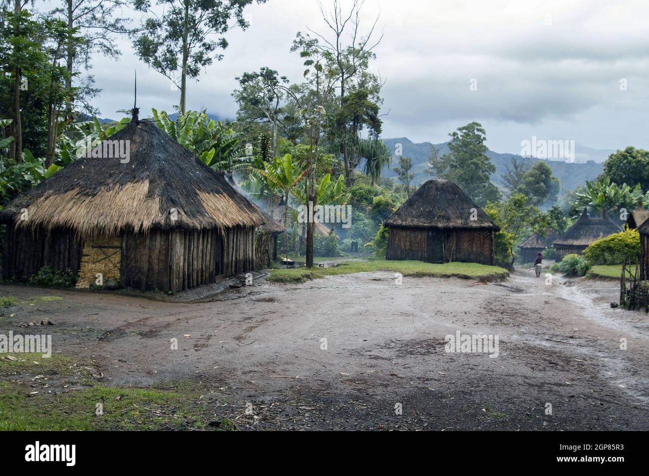 Papua-Neuguinea; Goroka; die katholische Missionsstation von Namta (Mefenga), die von den Missionaren der Heiligen Familie geleitet wird. Traditionelles papua-Dorf Stockfoto