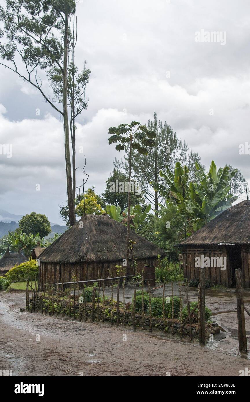 Papua-Neuguinea; Goroka; die katholische Missionsstation von Namta (Mefenga), die von den Missionaren der Heiligen Familie geleitet wird. Traditionelles papua-Dorf Stockfoto