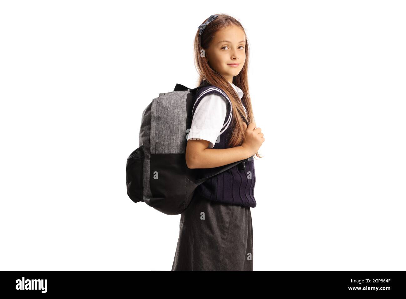 Seitenaufnahme eines schönen Schulmädchen, das einen Rucksack auf weißem Hintergrund trägt Stockfoto