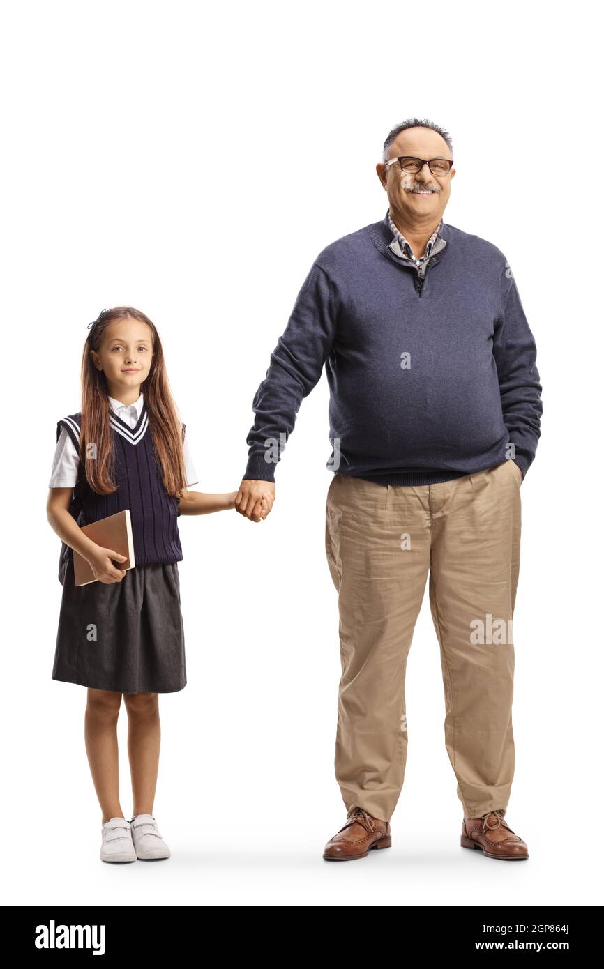 In voller Länge Porträt eines Schulmädchen hält Hände mit Großvater isoliert auf weißem Hintergrund Stockfoto
