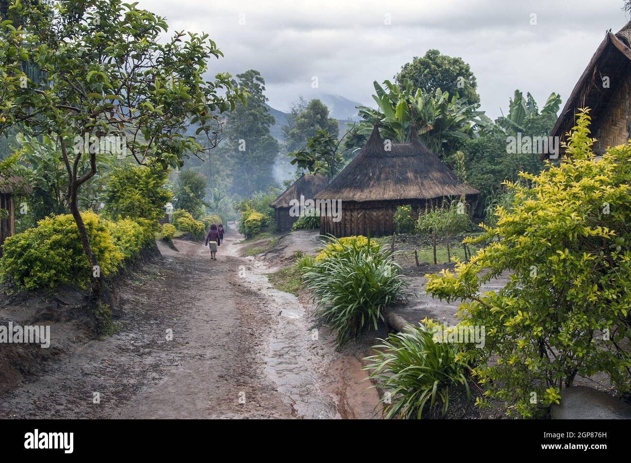 Papua-Neuguinea; Goroka; die katholische Missionsstation von Namta (Mefenga), die von den Missionaren der Heiligen Familie geleitet wird. Traditionelles papua-Dorf Stockfoto
