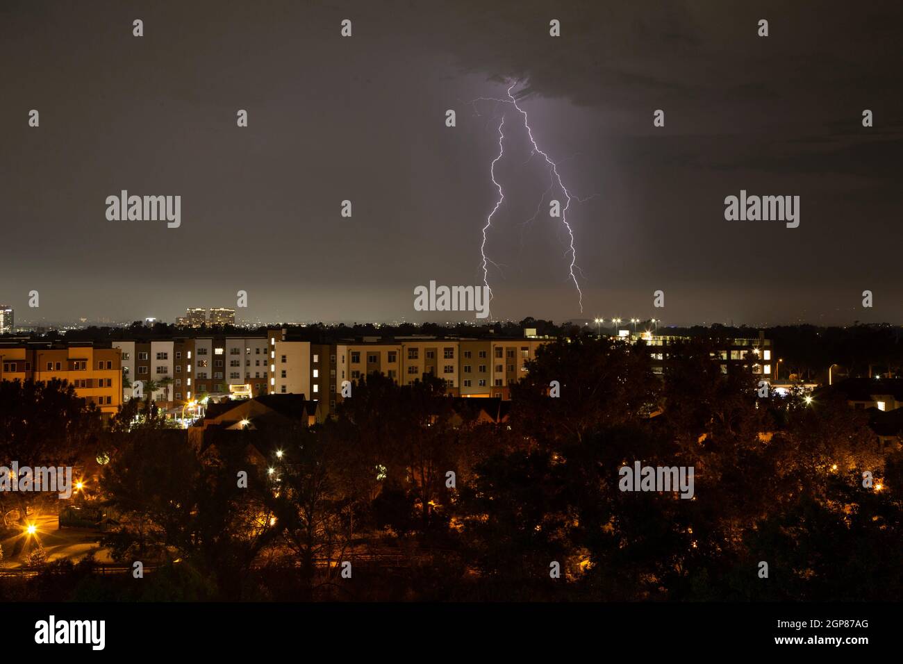 Blitz in Südkalifornien Herbst 2021. Einige entzündete Waldbrände. Bilder aufgenommen in Irvine, CA Stockfoto